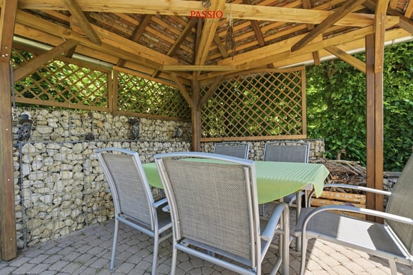 7-Zimmer 2-Familienhaus mit Studio, Gewerbefläche & Alpenblick 13