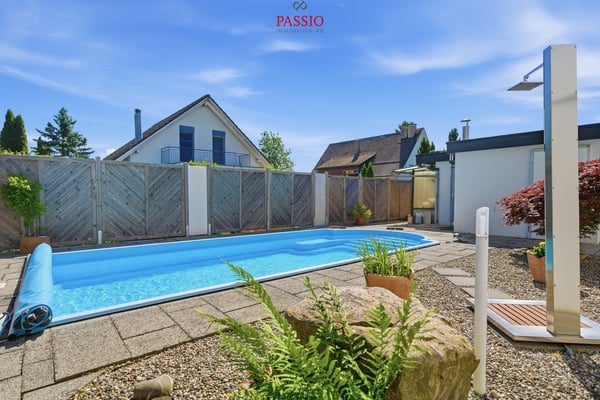 Gefplegtes 4.5-Zimmer Einfamilienhaus mit Pool und Alpenblick 3