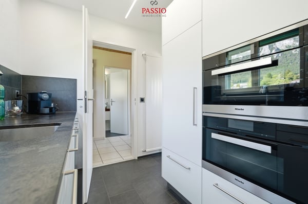 Gefplegtes 4.5-Zimmer Einfamilienhaus mit Pool und Alpenblick 10