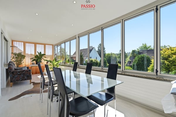 Gefplegtes 4.5-Zimmer Einfamilienhaus mit Pool und Alpenblick 12
