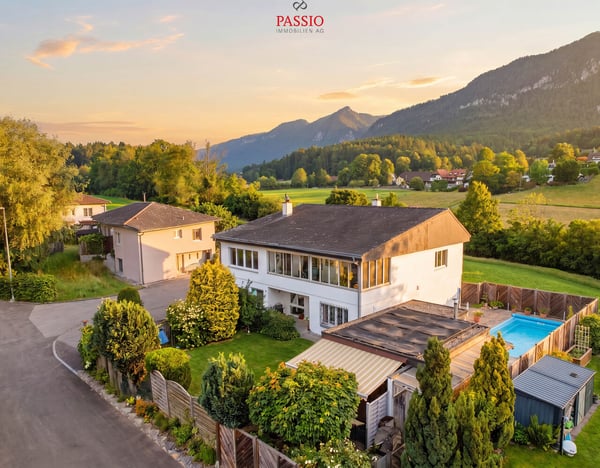 Gefplegtes 4.5-Zimmer Einfamilienhaus mit Pool und Alpenblick 1