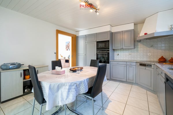 Gepflegtes 8.5-Zimmer Einfamilienhaus mit Pool und grossem Garten 11