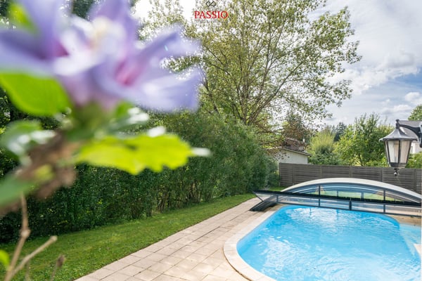 Gepflegtes 8.5-Zimmer Einfamilienhaus mit Pool und grossem Garten 2