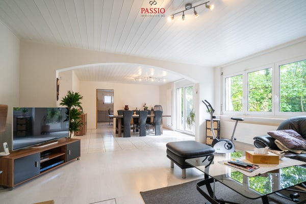 Gepflegtes 8.5-Zimmer Einfamilienhaus mit Pool und grossem Garten 9