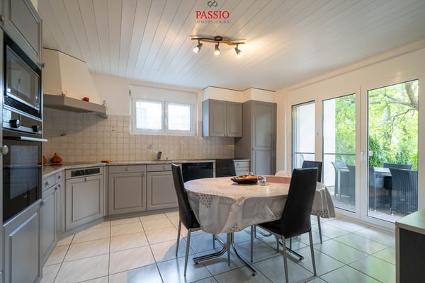 Gepflegtes 8.5-Zimmer Einfamilienhaus mit Pool und grossem Garten 10