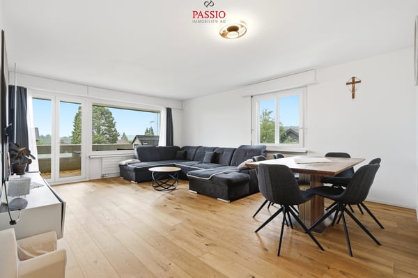 Neu sanierte 4.5-Zimmerwohnung mit Alpenblick und Gartenanteil 1