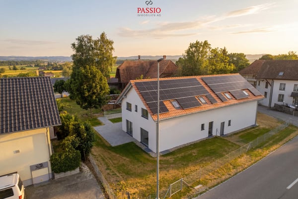 Exklusives 6.5-Zimmer-Doppeleinfamilienhaus mit grosszügigem Garten 2