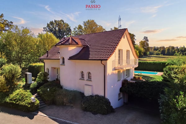 9-Zimmer-Villa mit Turm und traumhaftem Garten mit Pool 2