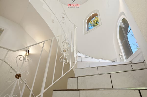 9-Zimmer-Villa mit Turm und traumhaftem Garten mit Pool 3