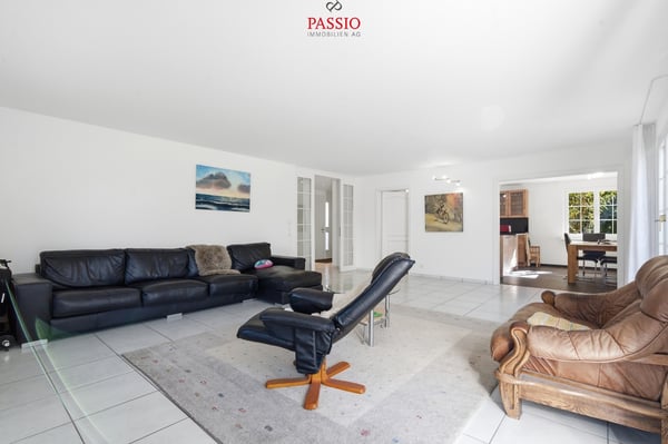 9-Zimmer-Villa mit Turm und traumhaftem Garten mit Pool 8