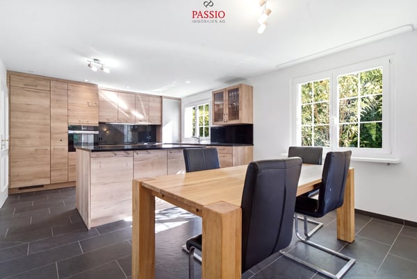 9-Zimmer-Villa mit Turm und traumhaftem Garten mit Pool 9