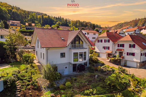 Modernes 6.5-Zimmer-Haus mit Minergie und Gartenparadies