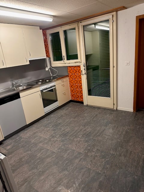Charmante und gemütliche Altbauwohnung an ruhiger und sonniger Lage befristet bis Frühling 2027 8