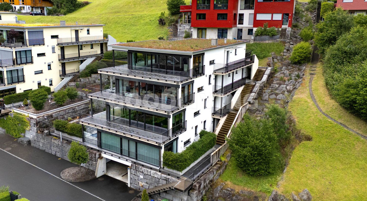 Immobilie in Dallenwil - Exklusive Gartenoase mit Privatlift und Bergpanorama - Bild 2