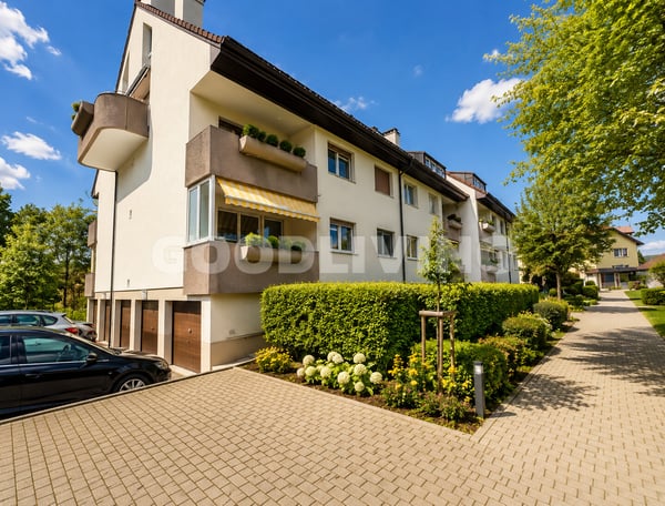 Modernisierte Dachwohnung mit verglaster Terrasse und Garage 13