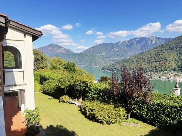 IMPORTANTE VILLA CIRCONDATA DA GRANDE PARCO CON VISTA LAGO