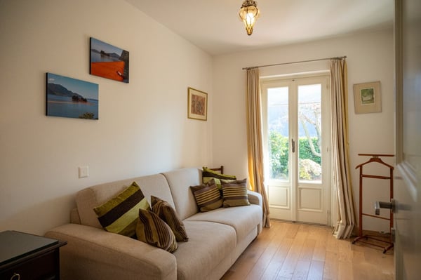 IMPORTANTE VILLA CIRCONDATA DA GRANDE PARCO CON VISTA LAGO 12
