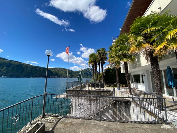PRESTIGIOSA VILLA SULLE SPONDE DEL LAGO, CON DARSENE PRIVATE 2