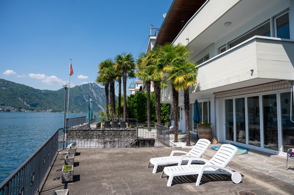 PRESTIGIOSA VILLA SULLE SPONDE DEL LAGO, CON DARSENE PRIVATE