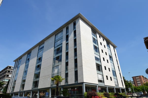 LOCALE COMMERCIALE AL PIANTERRENO CON VETRINE 1