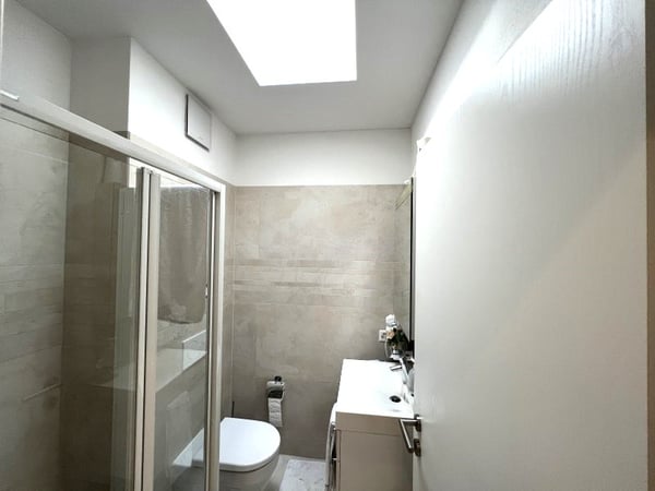 ELEGANTE ATTICO, GRANDE TERRAZZA BEN SOLEGGIATA CON VISTA LAGO 12