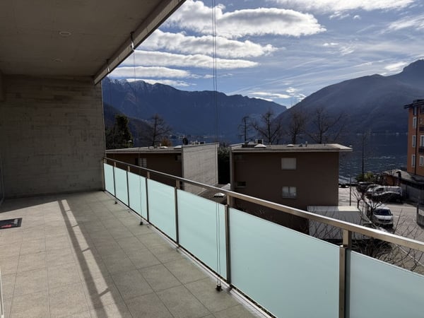 ELEGANTE ATTICO, GRANDE TERRAZZA BEN SOLEGGIATA CON VISTA LAGO 2