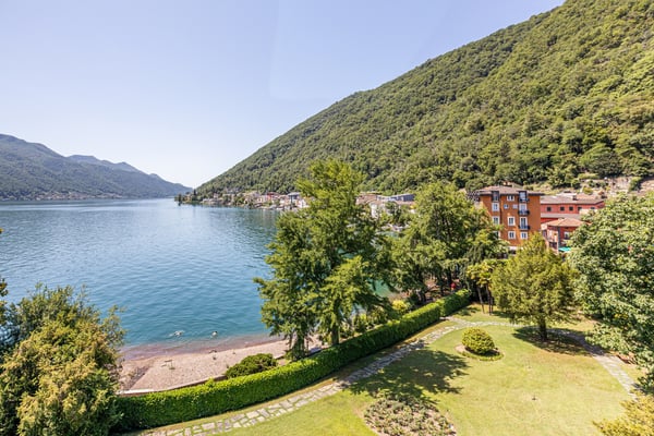 PRESTIGIOSO ATTICO DI 3.5 LOCALI A BORDO LAGO 1