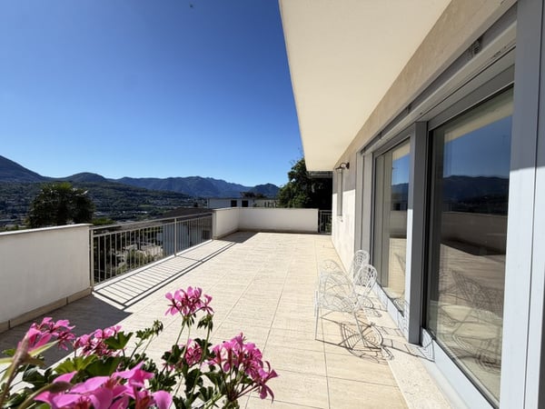 VILLA CON AMBIENTI LUMINOSI E MAGNIFICA TERRAZZA PANORAMICA 1