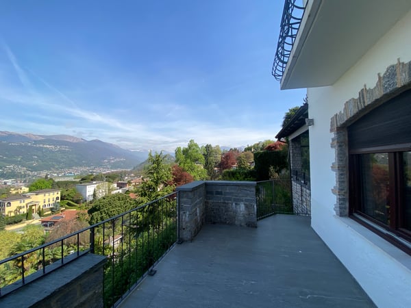 ELEGANTE CASA CON VISTA LAGO NEL CUORE DELLA COLLINA D'ORO 12