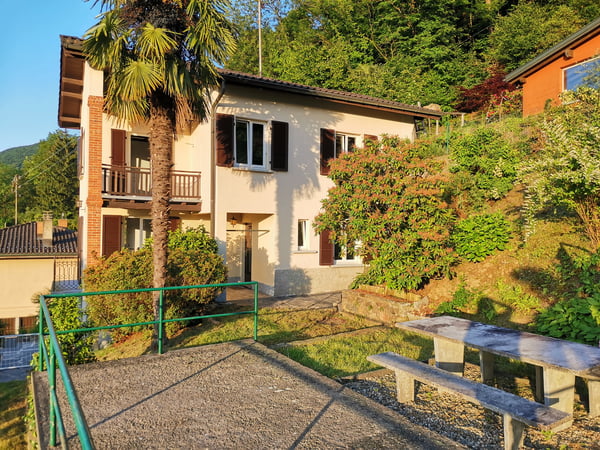 ACCOGLIENTE CASA TICINESE CON GIARDINO E VISTA SUL LAGO DI LUGANO 2