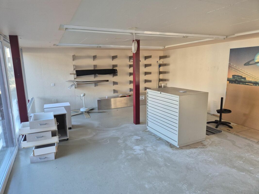 Casa multifamiliare con attività commerciale su riserva di terreno edificabile (1981 m2)