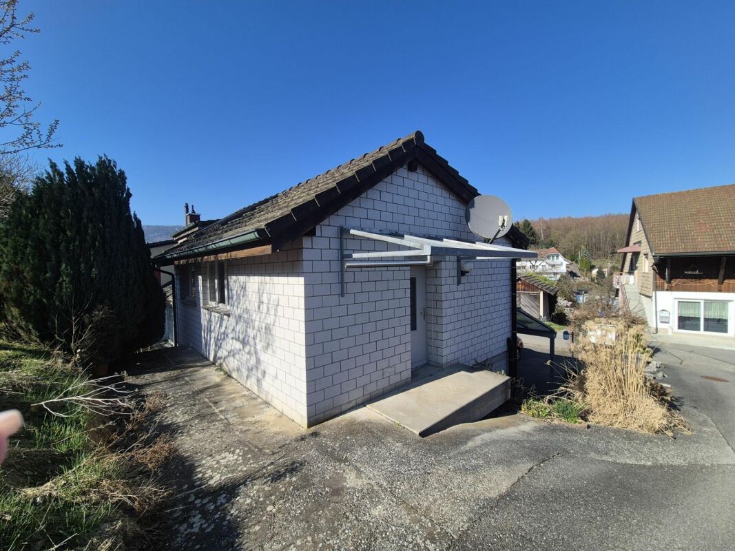 Casa multifamiliare con attività commerciale su riserva di terreno edificabile (1981 m2)