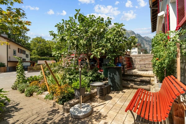 Charmante, modernisierte Doppeleinfamilienhaus-Hälfte mit viel Grün 10