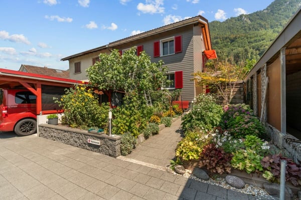 Charmante, modernisierte Doppeleinfamilienhaus-Hälfte mit viel Grün