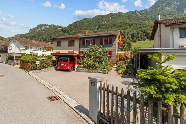 Charmante, modernisierte Doppeleinfamilienhaus-Hälfte mit viel Grün 2