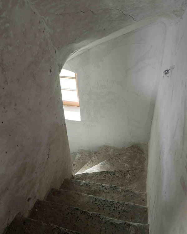 Charmante 2.5-Zimmer-Duplex-Wohnung in historischem Gebäude in Stalden VS 9