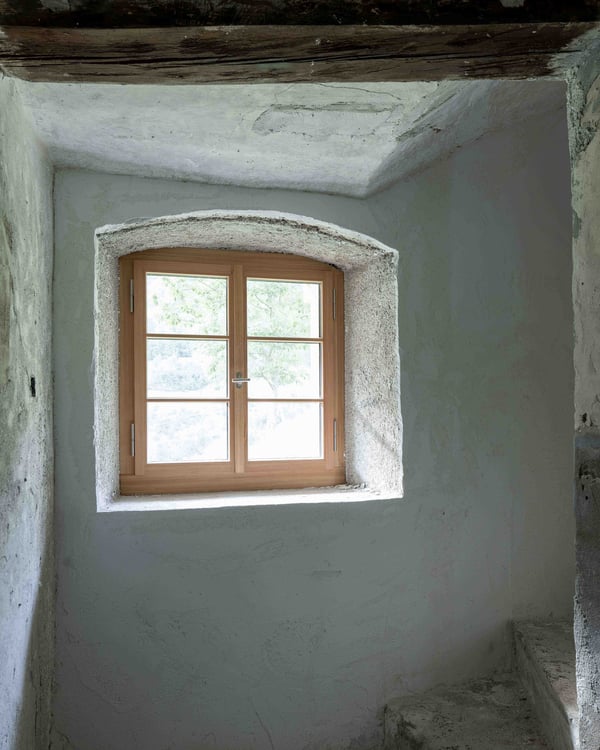 Charmante 2.5-Zimmer-Duplex-Wohnung in historischem Gebäude in Stalden VS 11