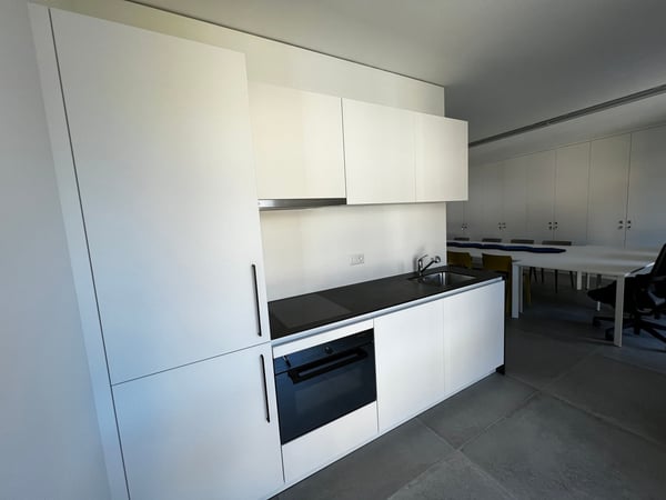 Affittasi moderno e spazioso ufficio arredato a Losone 6