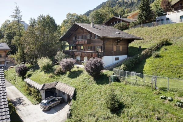 A family chalet comprising two flats, in need of renovation, in the heart of Château-d'Oex 2