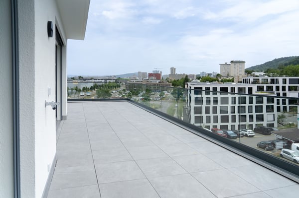 2.5-Zi.-Attika mit 78.5 m² Terrasse - urban wohnen, Killwangen 1