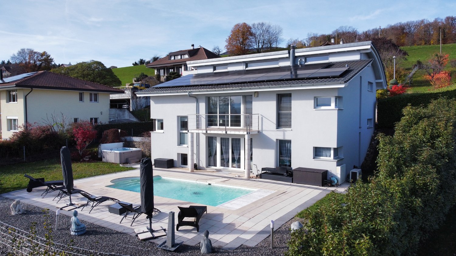 modern house, solar panels, swimming pool, jacuzzi, garden, lounge chairs, umbrellas