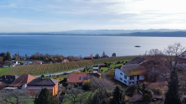 Villa avec vue dégagée, volumes généreux et cadre calme – Vaumarcus 6