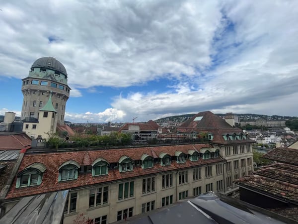 Charmante 1.5-Zimmer-Wohnung mit Dachterrasse im Herzen von Zürich 6