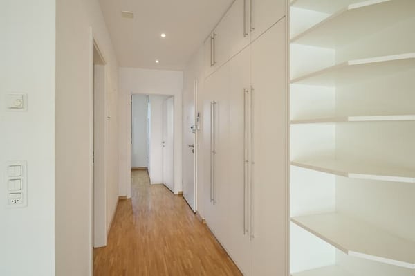 Helle 2.5-Zimmer-Wohnung mit Balkon und Garage in Basel 2