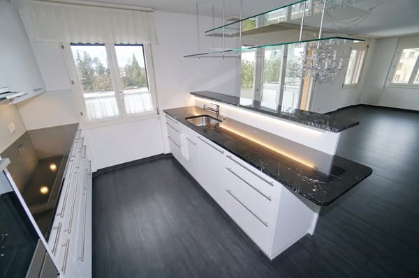 Helle 4.5-Zimmer-Wohnung mit Balkon und Garage in Thun – ab sofort verfügbar! 3