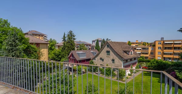 Geräumige 4.5-Zimmer-Wohnung mit Balkon und Kamin in Horgen 9