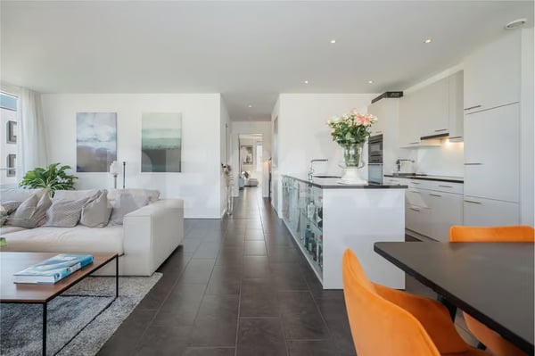 Charmante 2.5-Zimmer-Wohnung mit Balkon und Stadtblick in Schlieren 3