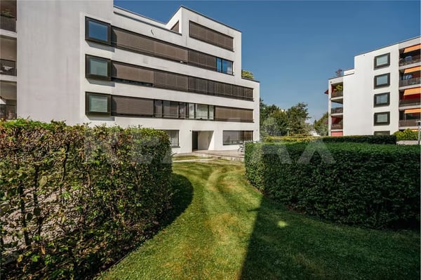 Charmante 2.5-Zimmer-Wohnung mit Balkon und Stadtblick in Schlieren 1