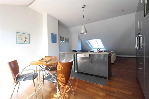 Spacieux appartement de 5 pièces avec balcon à Genève – Disponible immédiatement 3