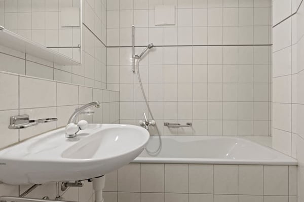 Helle 2.5-Zimmer-Wohnung mit Balkon in Hinwil – ab sofort verfügbar! 2